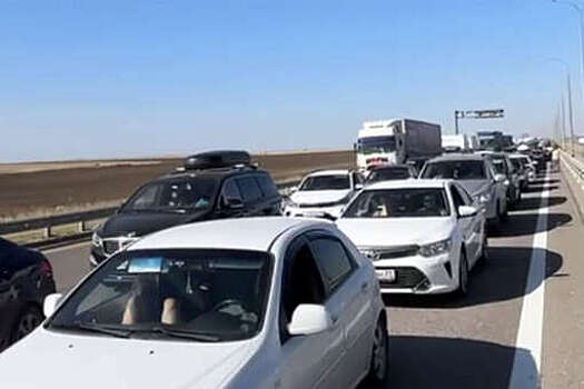 На видео попала огромная автомобильная пробка у Крымского моста