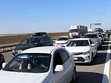 На видео попала огромная автомобильная пробка у Крымского моста