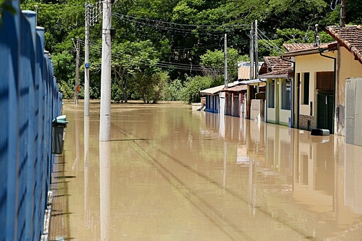 После рекордных осадков наводнения и оползни унесли жизни десятков человек