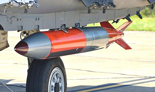 F-15E показался с новой ядерной бомбой