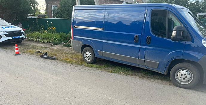 Несовершеннолетний водитель электросамоката врезался в легковой автомобиль