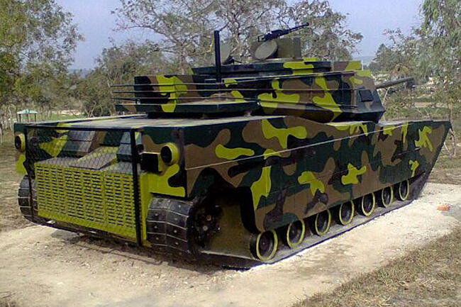 Мотоциклетный танк и бетонный "Абрамс": как готовят военных во Вьетнаме