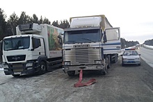 Свердловские полицейские спасли замерзающего на трассе дальнобойщика