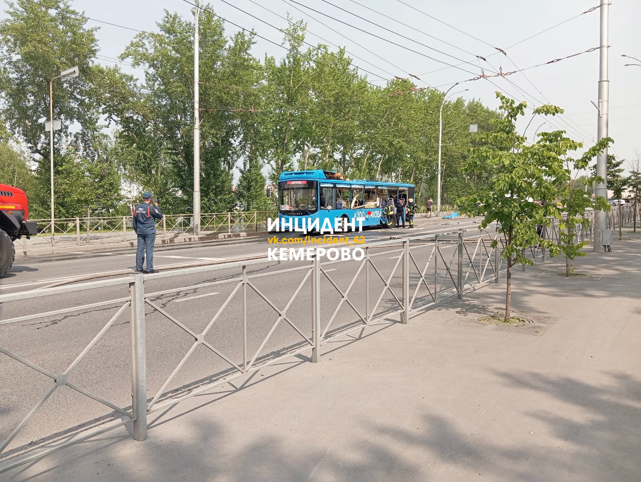Очевидцы: газовый баллон взорвался на крыше автобуса в Кемерове
