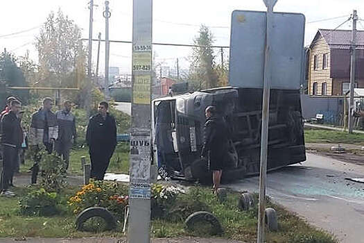 В Омске при аварии перевернулось маршрутное такси