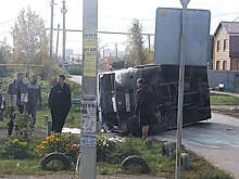 В Омске при аварии перевернулось маршрутное такси