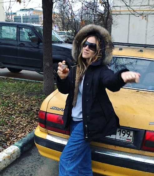 Некоторым счастливчикам удалось застать звезду на одной из улиц Москвы: Паркер по пути из аэропорта попросила остановиться, чтобы сфотографироваться с желтой "Волгой". Звезда выложила фото в микроблог, правда, с хэштегом #Жигули. Поклонники указали актрисе на оплошность и пообещали познакомить с отечественным автопромом. 