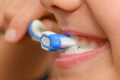 Названо опасное последствие отказа от чистки зубов вечером