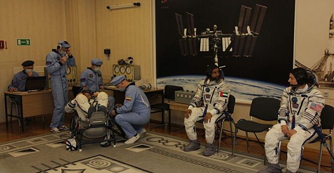Готовятся к пуску: Роскосмос показал кадры тренировки экипажей на Байконуре