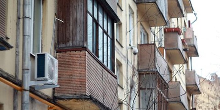 Почему малыш выпал с балкона пятого этажа и погиб в Москве