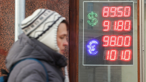 Эксперты предположили, что будет с долларом на фоне падения спроса у россиян