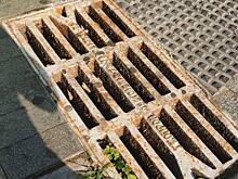 Ливневую решетку на Волгоградском проспекте вернули на место