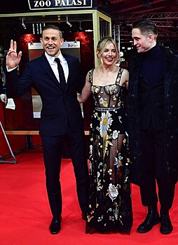 Роберт Паттинсон блеснул на Берлинале с Сиенной Миллер