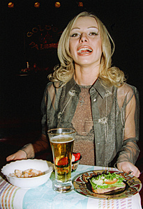 Qizning onanizmi yashirin kamera bilan suratga olingan