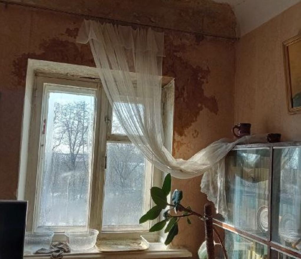 В центре Калуги заливает квартиру ветерана ВОВ