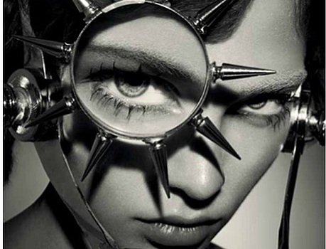 Желтые ресницы и шипованные очки: Алеся Кафельникова примерила футуристический образ для китайского Vogue