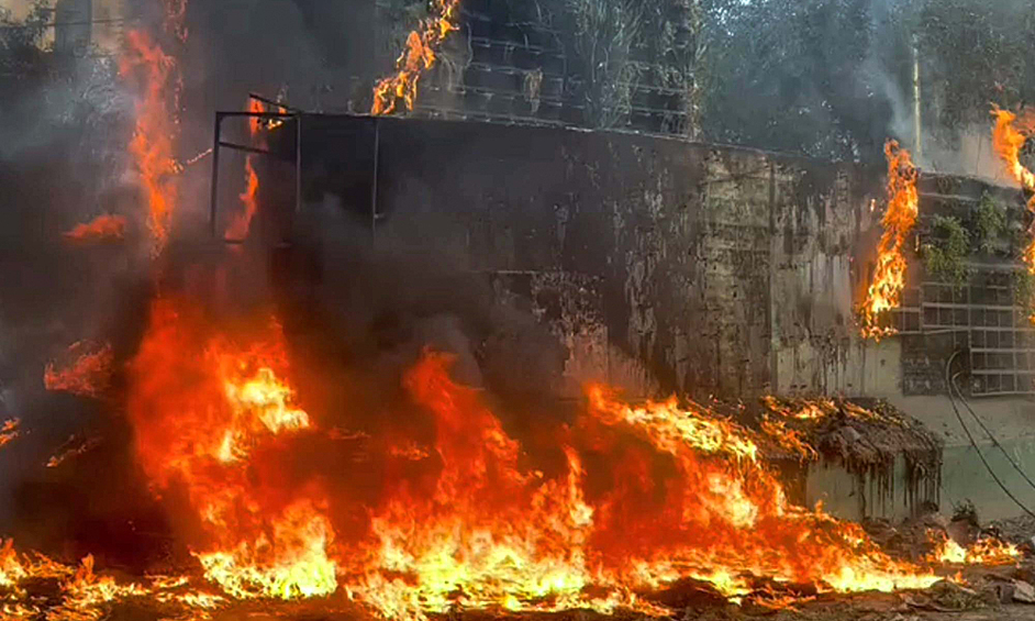 Пожар на одной из улиц после беспорядков в городе Карачи