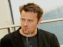 Чендлер из сериала "Друзья" рассказал, как избивал будущего премьера Канады