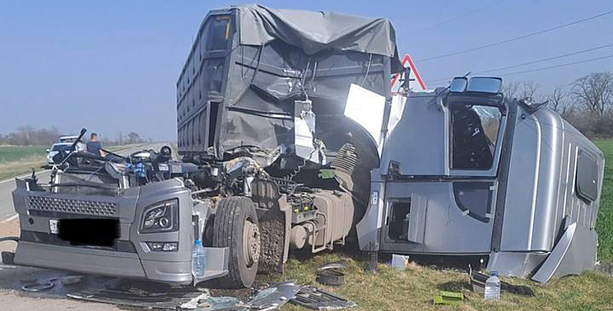 На трассе в Ростовской области произошло ДТП с участием двух большегрузов