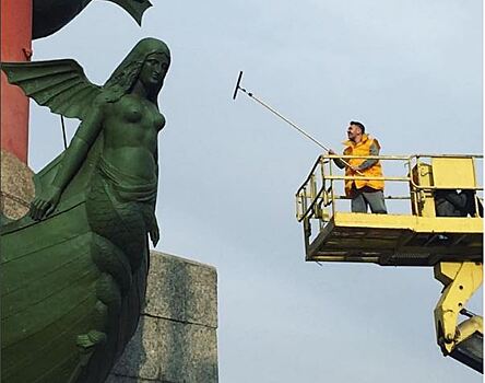 Сергей Шнуров отмыл памятник в Петербурге