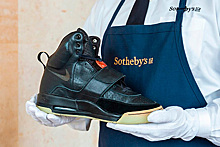 Первые кроссовки Yeezy продали на аукционе по самой дорогой цене в истории