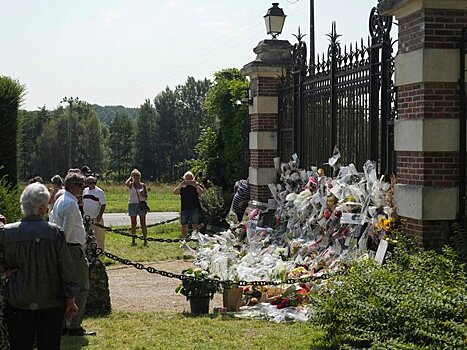 BFM TV: похороны Алена Делона начались во Франции