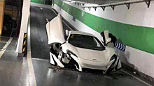 Богатые тоже бьются: "фейковый" McLaren превратили в автохлам прямо на паркинге