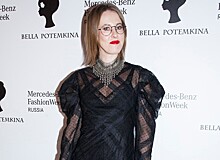 Ярко-красные губы и прозрачное черное платье: Ксения Собчак появилась на модном показе в роковом образе