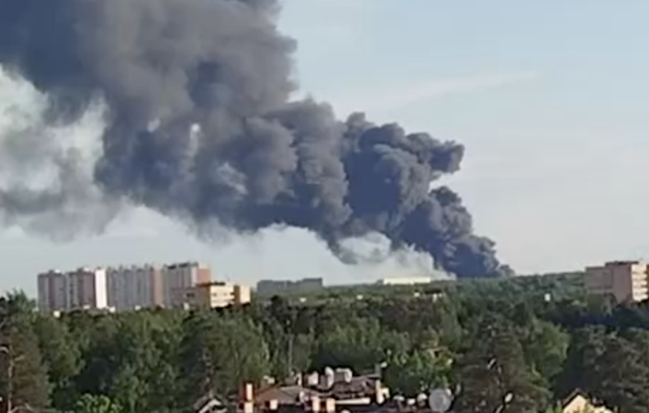 На заводе в Красногорске начался сильный пожар