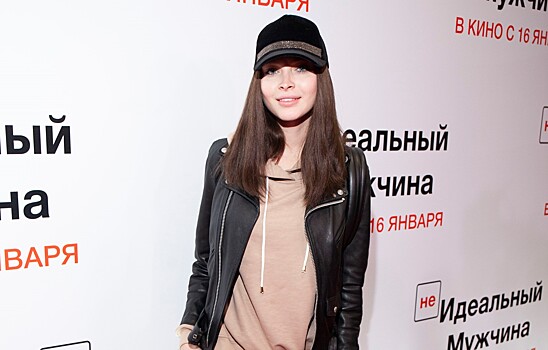 Образ дня: Алена Шишкова выгуляла трендовые ботинки-тапочки и новый каштановый цвет волос на премьере фильма