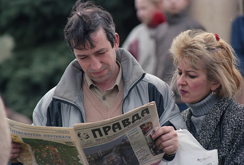 В СССР было множество печатных изданий, откуда читатели узнавали самые важные новости. Тиражи газет исчислялись миллионами. Кроме того, печатная пресса играла важную роль в политической жизни страны. Статьи, очерки и фельетоны, опубликованные в газете «Правда», были практически приказами (директивами) для исполнения и руководства всеми партийными организациями