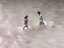 Протестующие в Непале раздели до трусов министра финансов и спустили его по реке