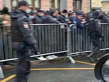 У посольства Узбекистана в Москве выстроилась огромная очередь из желающих проголосовать на президентских выборах