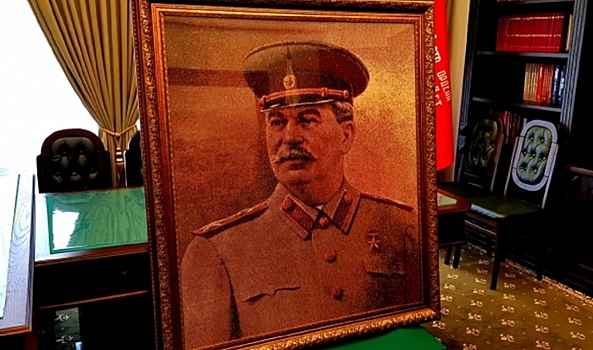 Волгоградскому музею-панораме передали портрет Сталина из 130 тысяч бусин