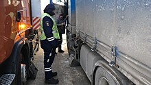 Тюменские автоинспекторы спасли от холода водителя сломавшейся фуры