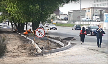 Идут, рискуя жизнью: на Фабричной рабочие перекрыли тротуар для пешеходов