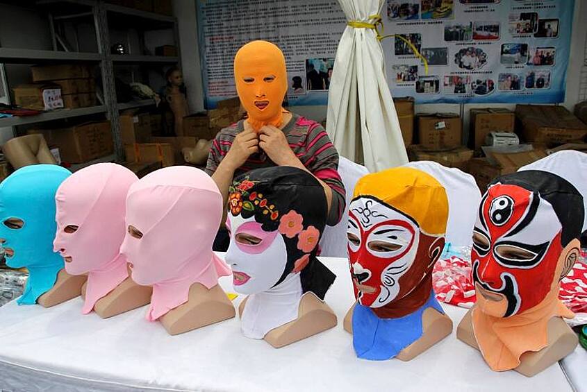 Фейскини в тренде по всему Китаю. Теперь все защищаются от солнца с помощью причудливых масок.