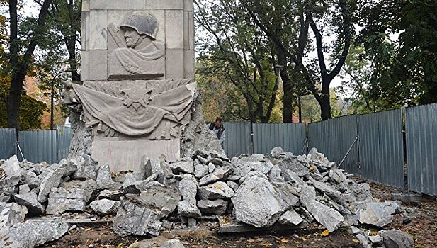 Советские памятники в Польше 37 раз за год подверглись вандализму и сносу