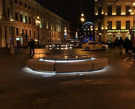 В Петербурге есть фонтан в форме летающей тарелки