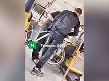 В Иркутске водитель автобуса высадил пассажиров из-за велосипедиста в салоне