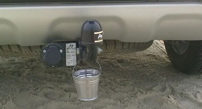 Миниатюрное ведерко на фаркопе автомобиля — назначение, теории появления