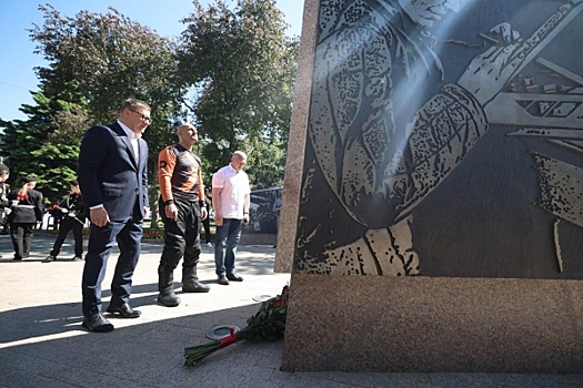 Жога и Текслер почтили память тружеников тыла и павших в СВО в Челябинске