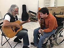 Как композитор Дмитрий Бикчентаев из Казани помогает незрячим найти себя в музыке