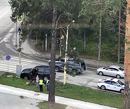 В Новосибирске водитель Land Cruiser Prado потерял сознание за рулем и врезался в столб