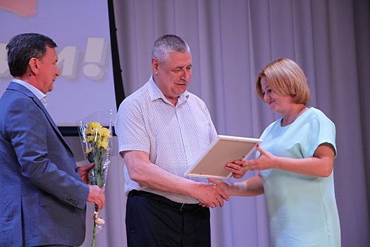 Выселковцев поздравили с Днём России и вручили награды (фото)