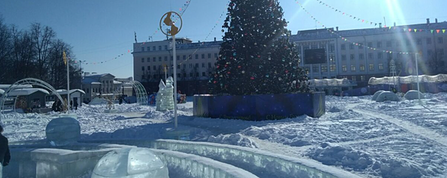 В Кирове начали разбирать ледовый городок на Театральной площади