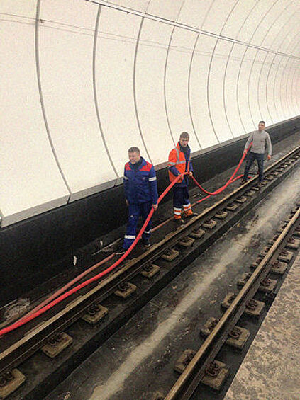  По предварительным данным, причиной затопления в тоннеле на «салатовой» ветке стал гидроудар, произошедший во время строительства второго вестибюля станции «Окружная»