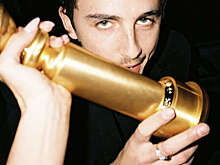 Актер Тимоти Шаламе показал фото с наградой, которую держала Кайли Дженнер