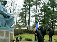 В Латвии установили памятник красноармейцам
