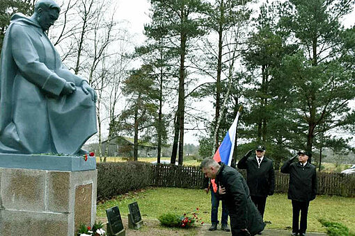 В Латвии установили памятник красноармейцам